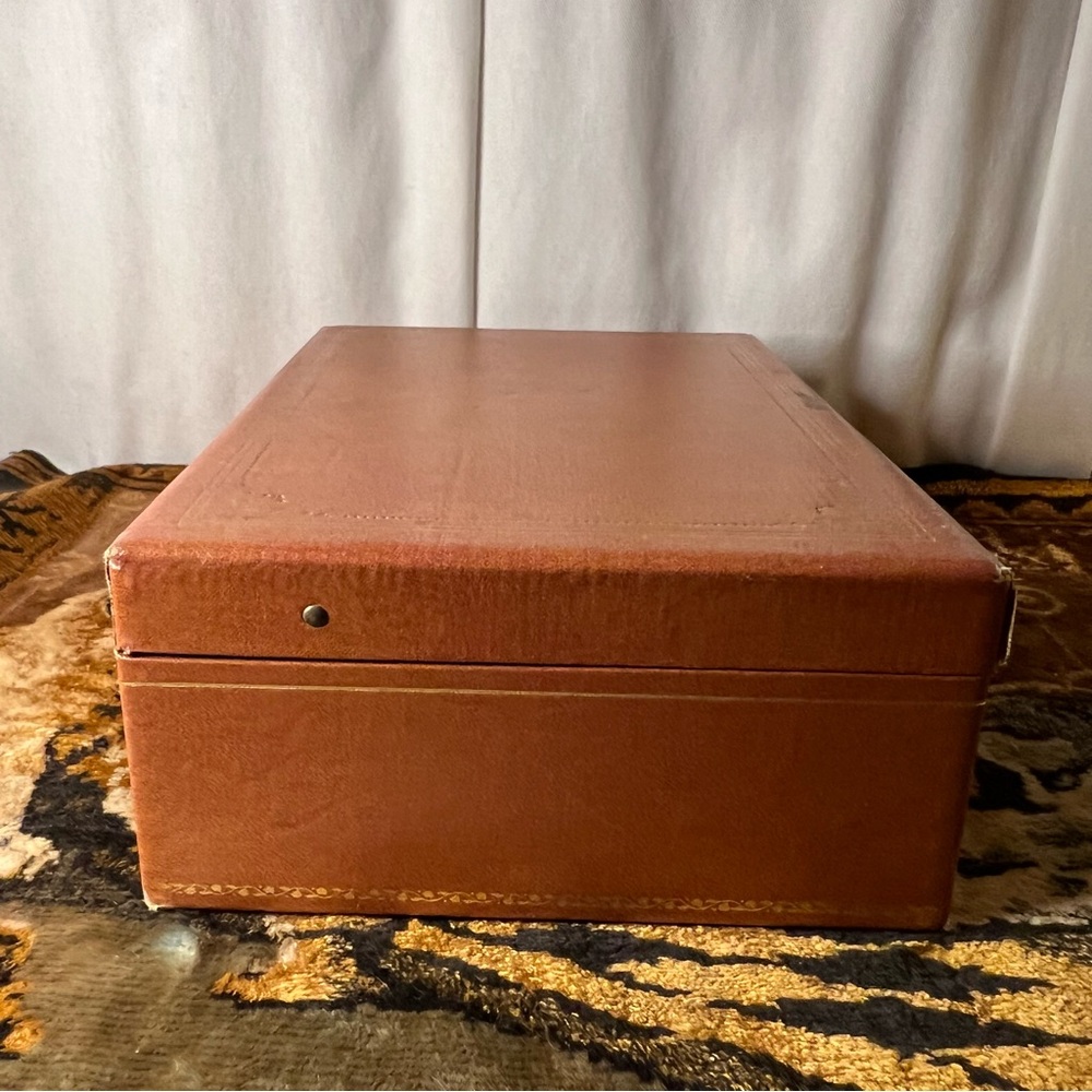 Elegant Vintage Brown Faux Leather Jewelry Box & Green Velvet Lining - Picture 15 of 16